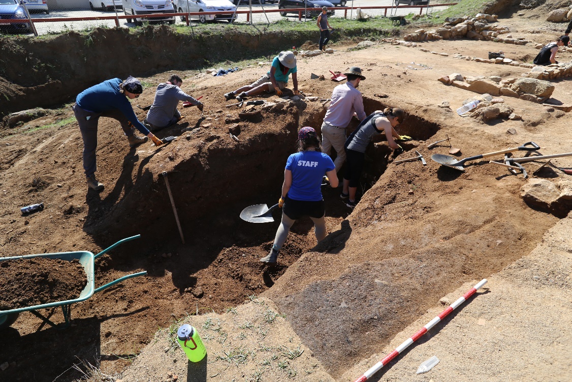 2019 excavation team excavating